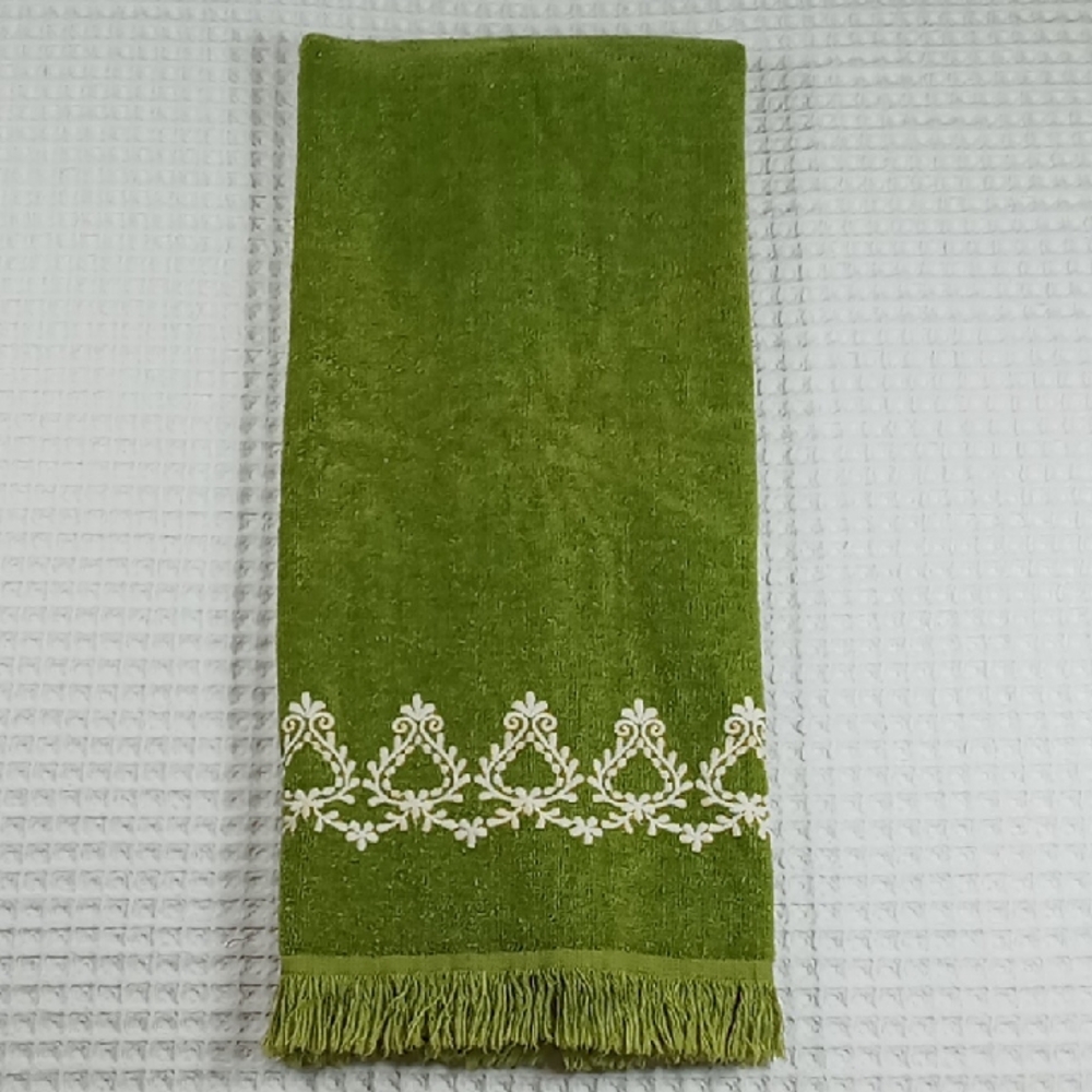 Vintage Fashion Manor MCM Avocado Green/Cream Embroidered Cotton Bath Towel USA